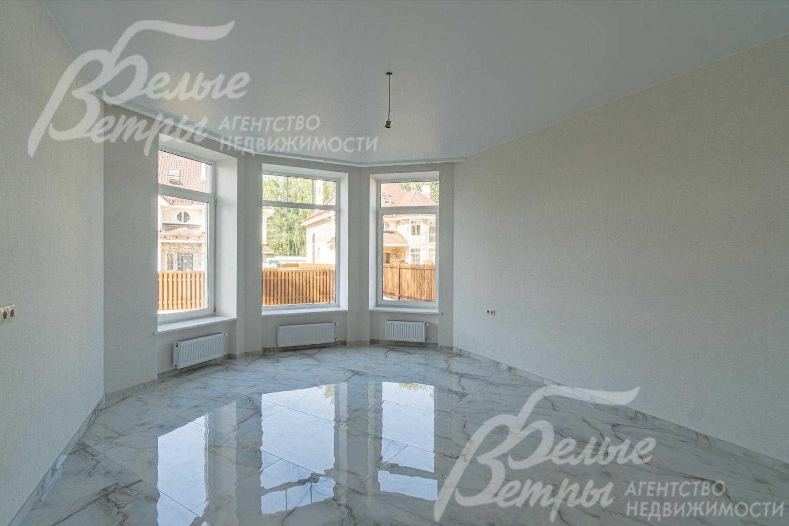 Отделка дома в светлых тонах дорогими материалами