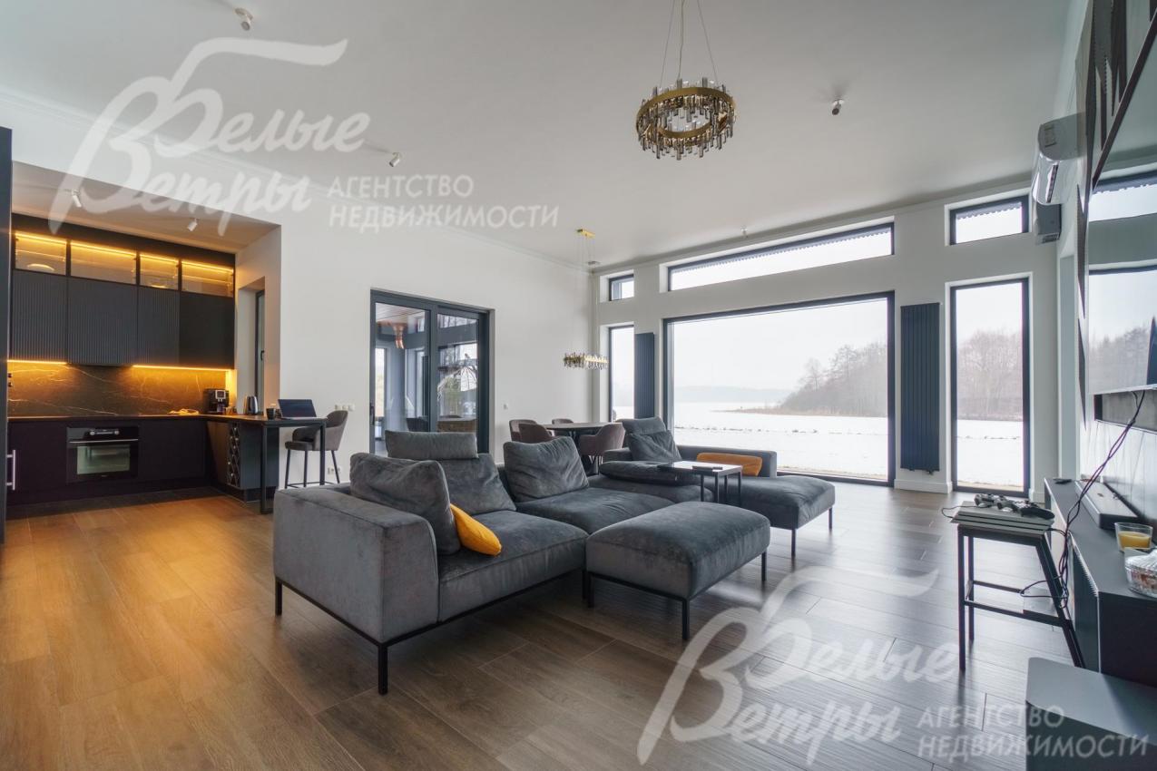 Все главные помещения в доме обращены и имеют выход к воде. Видовое огромное окно в Гостиной.