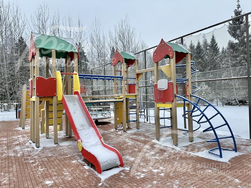 Детская площадка на территории поселка ВИК