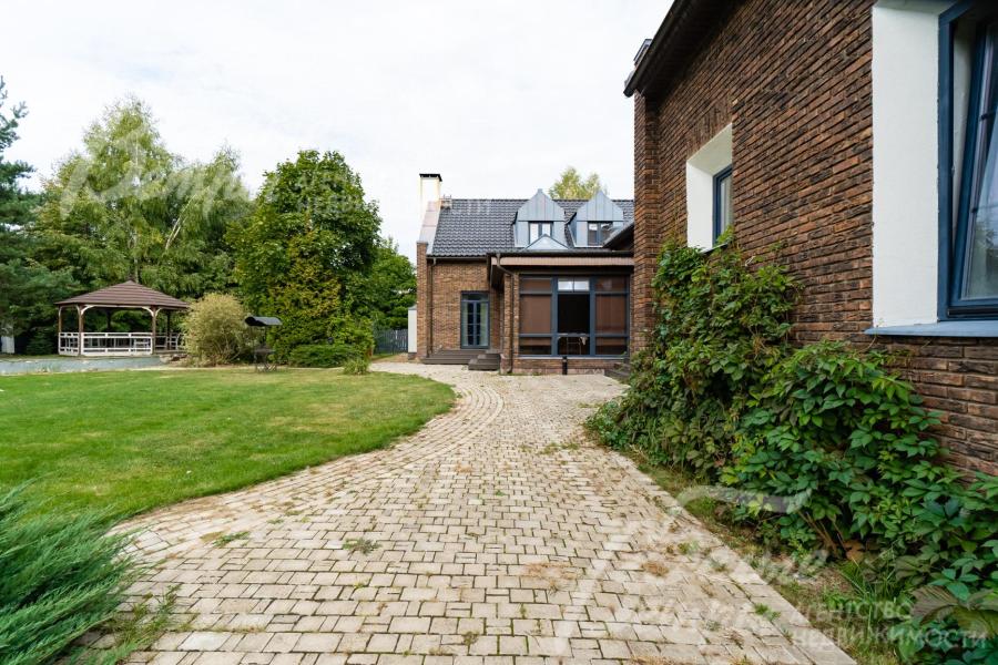 В доме два крыла, отдельные друг от друга (одно - гостиная с бильярдной, другое - кухня со спальнями)