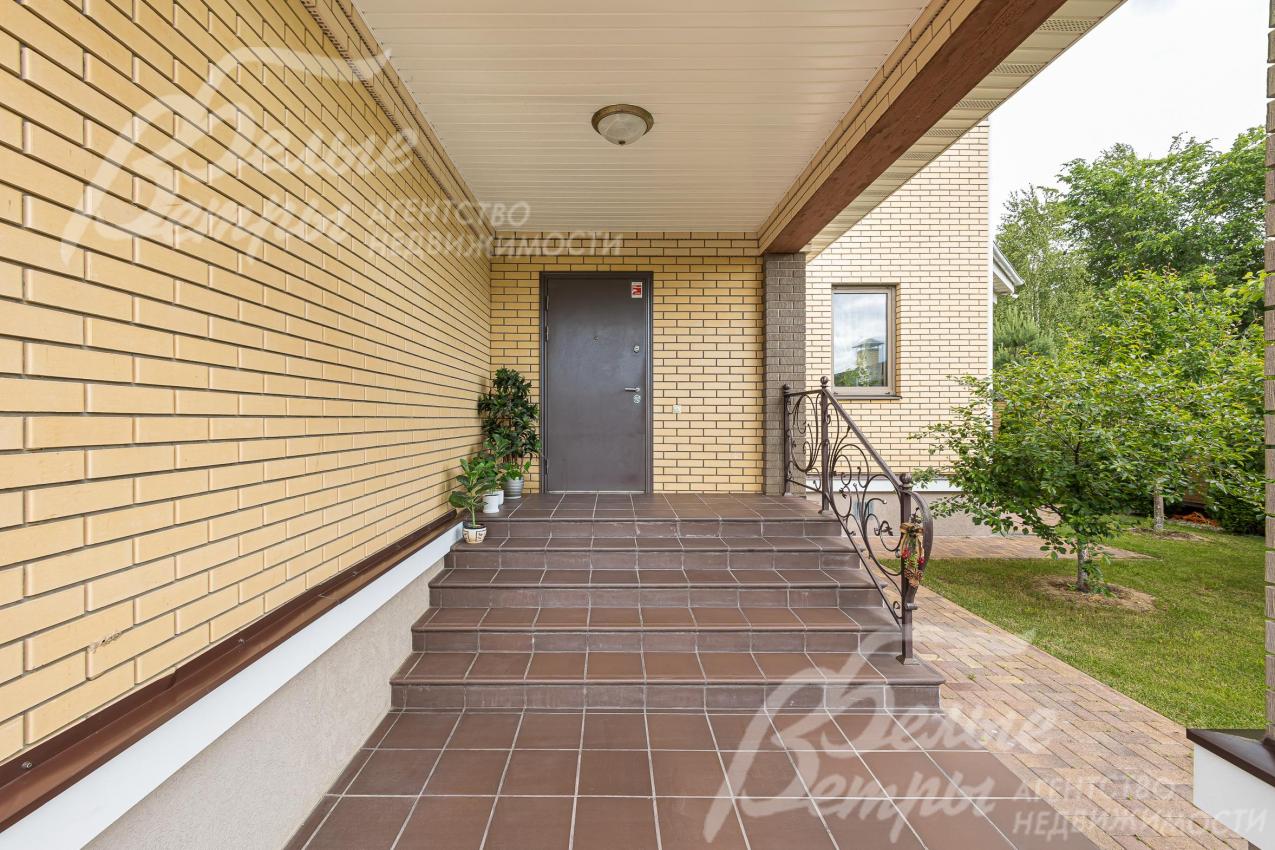 Крыльцо перед входом в дом.