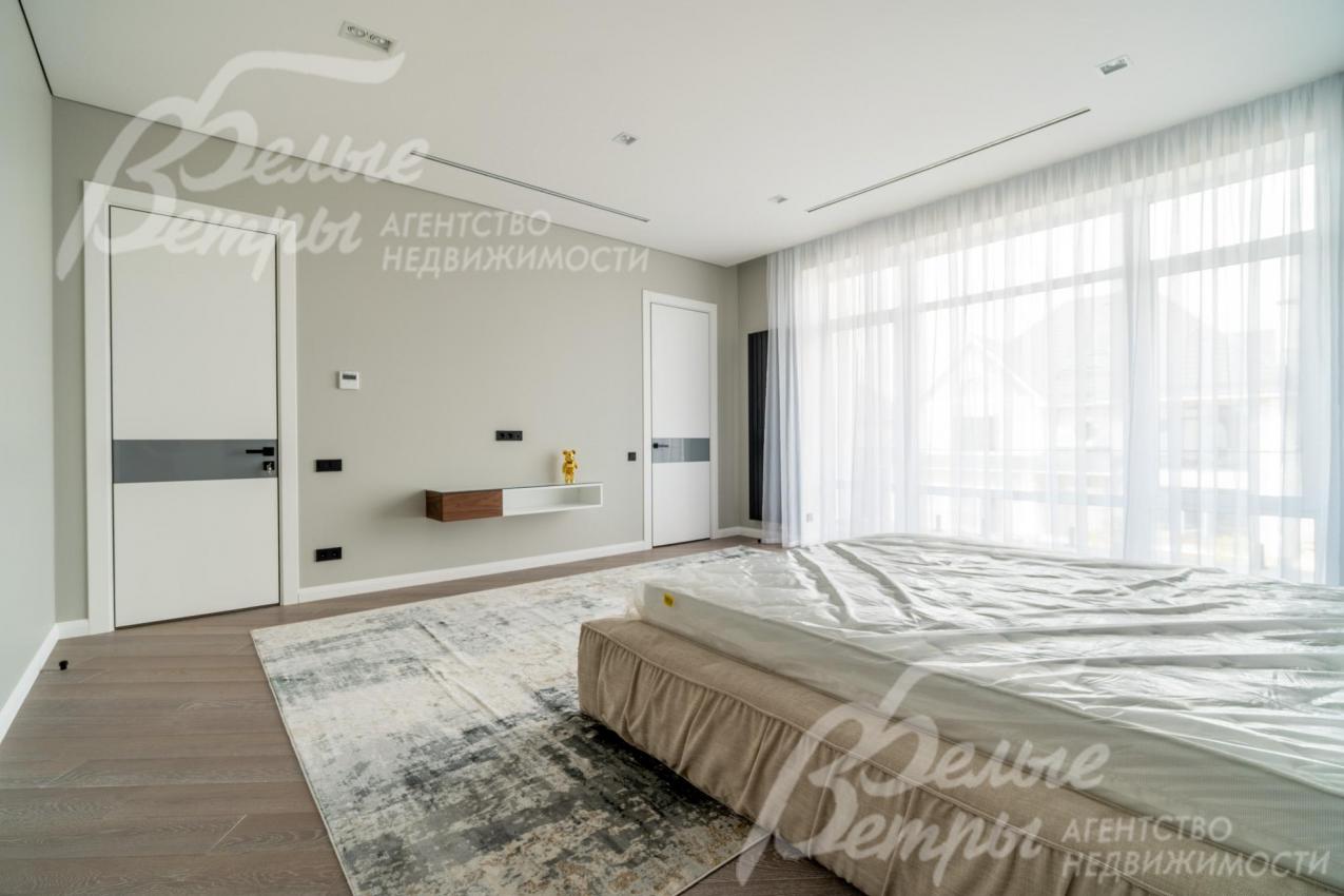 Межкомнатные двери высотой 2,4 м - с дизайнерской стеклянной вставкой (слева - выход из спальни, справа - вход в гардеробную и санузел)