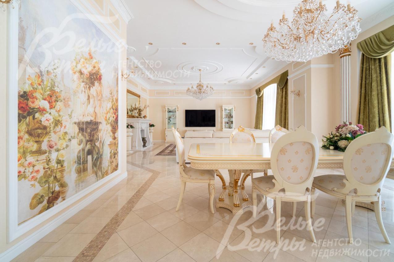 В зоне столовой размещен большой раздвижной стол на фигурных опорах (обеденная группа на 12+ персон). На стене - акцентная фреска с цветочно‑садовым сюжетом