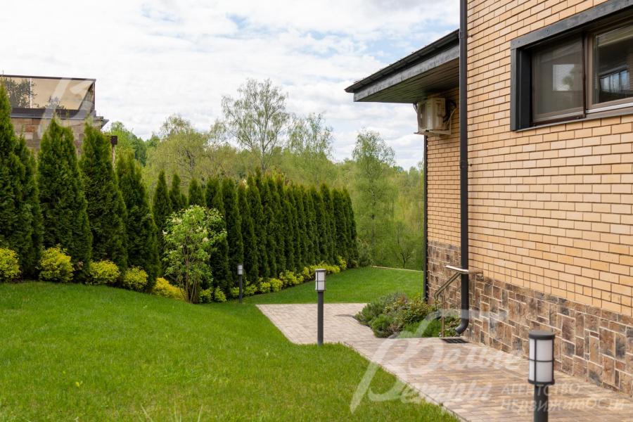 Проведены масштабные и дорогостоящие работы по установке дренажа: вода выводится за пределы участка