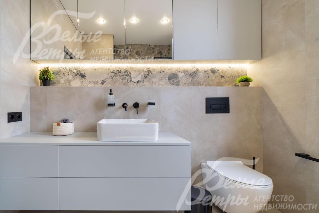 В санузлах - раковины, водяной полотенцесушитель, безободковый унитаз