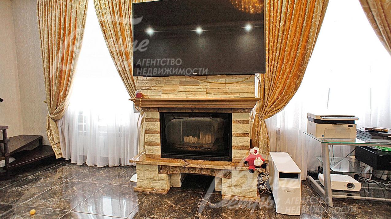 Камин отделан натуральным камнем