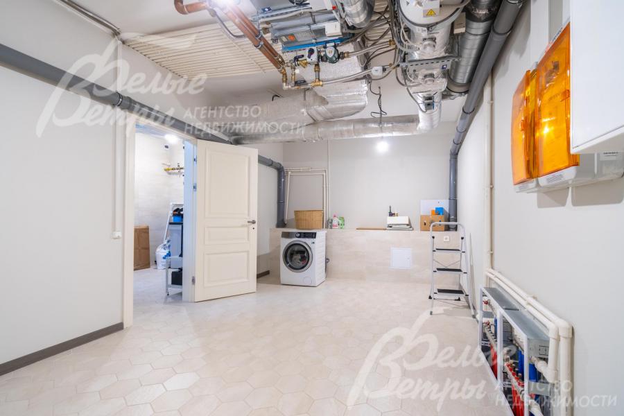 Постирочная на цокольном этаже со стиральной машиной