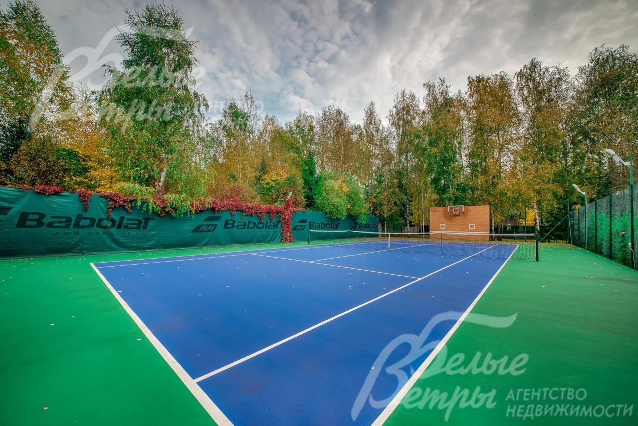 Теннисный корт с профессиональным покрытием