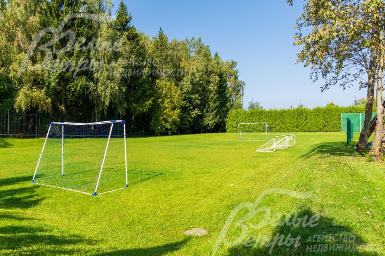 Мини-футбольное поле с натуральным покрытием (сегодня - большая редкость)