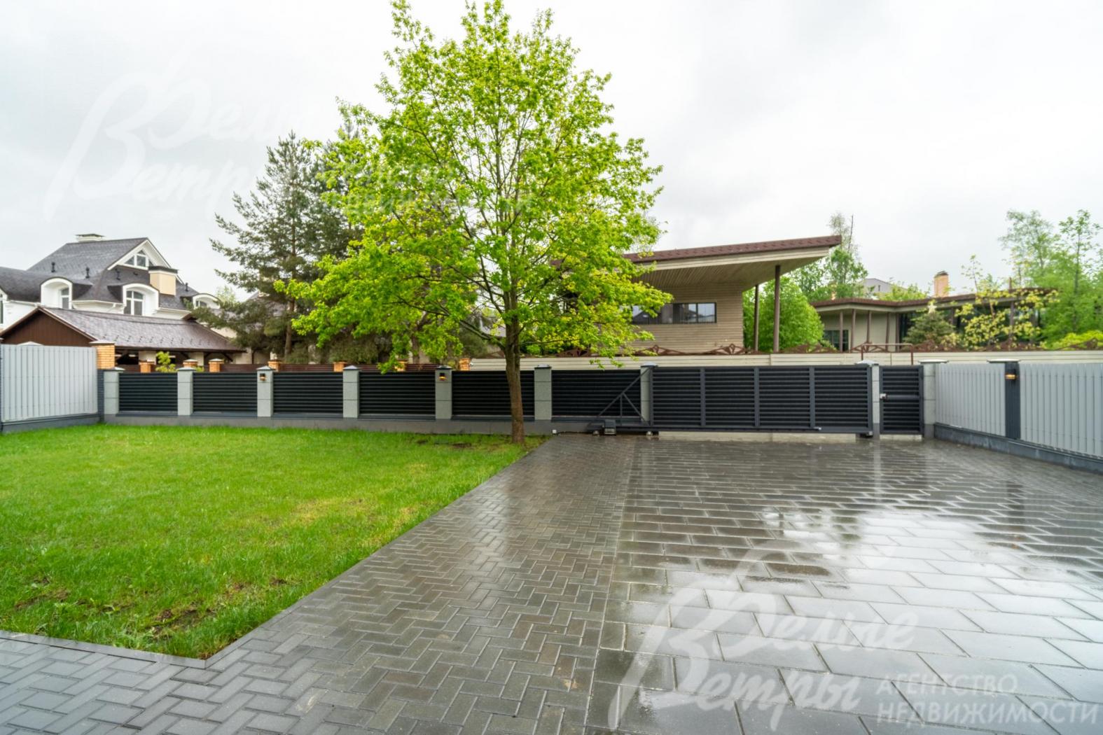 Зона подъезда до гаража выложена тротуарной плиткой на бетонном основании