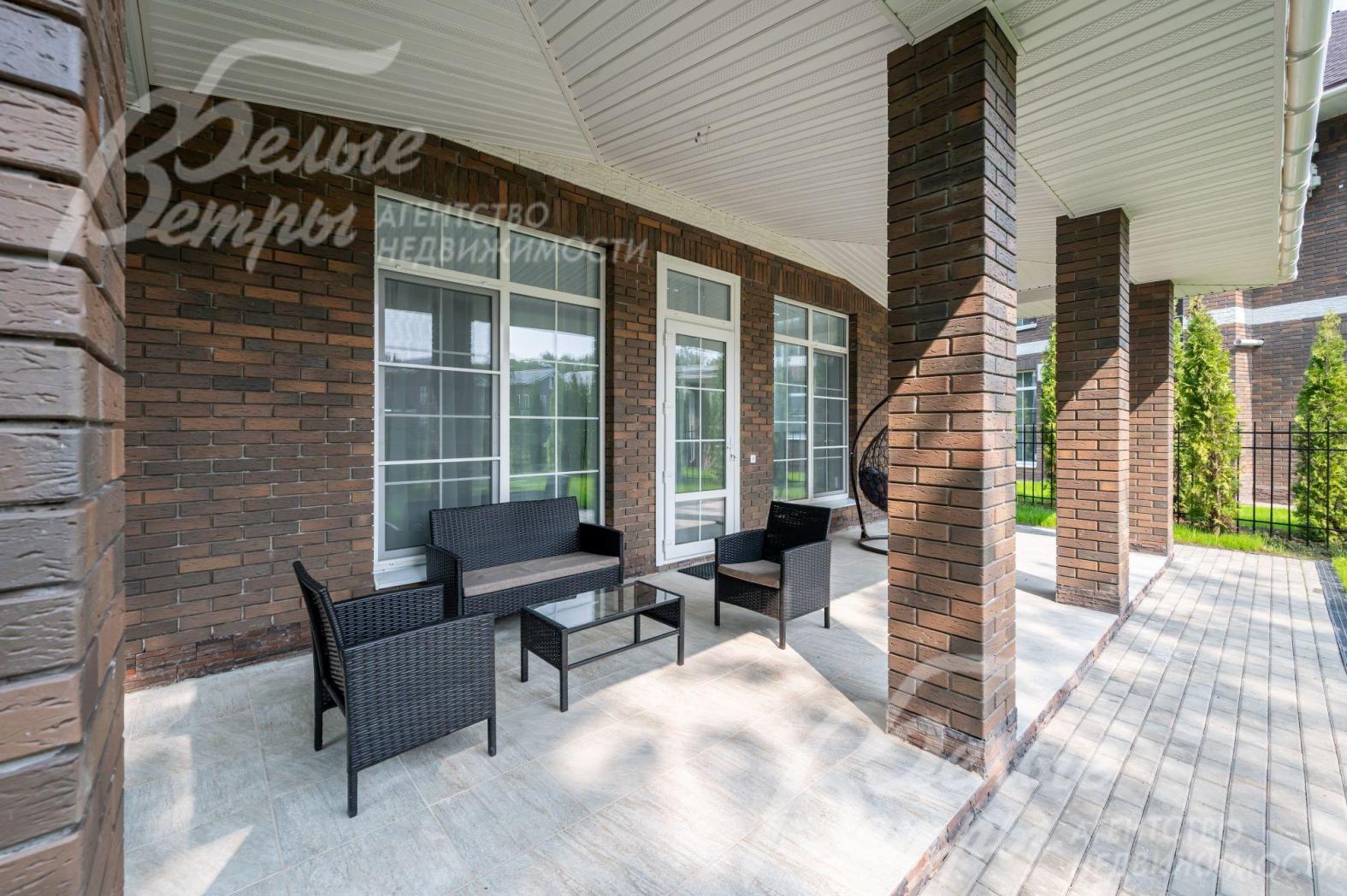 Крытая терраса с зоной отдыха.