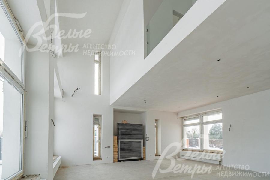 Просторная гостиная 48 кв.м с панорамными окнами и вторым светом.