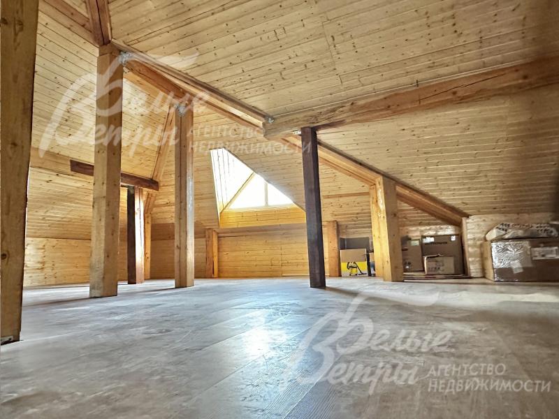 На полу мансардного этажа - деревянная доска