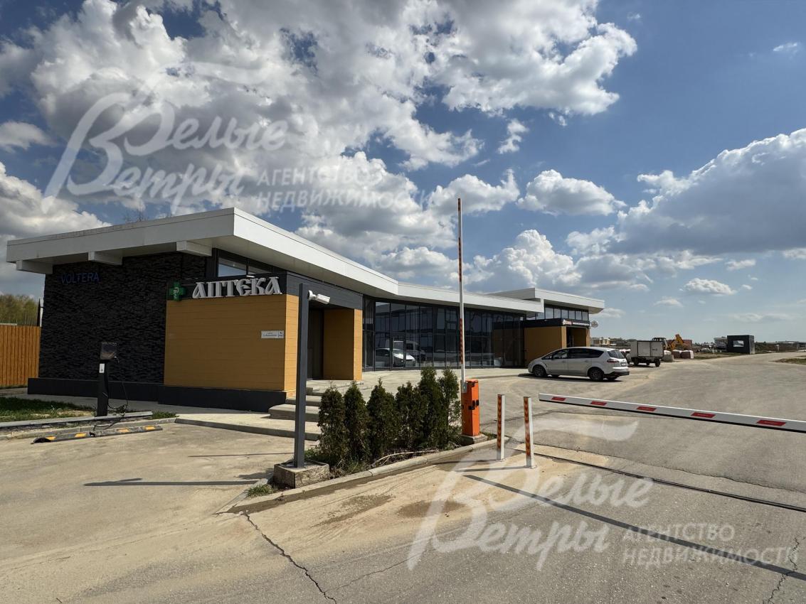 аптека и супермаркет на территории посёлка