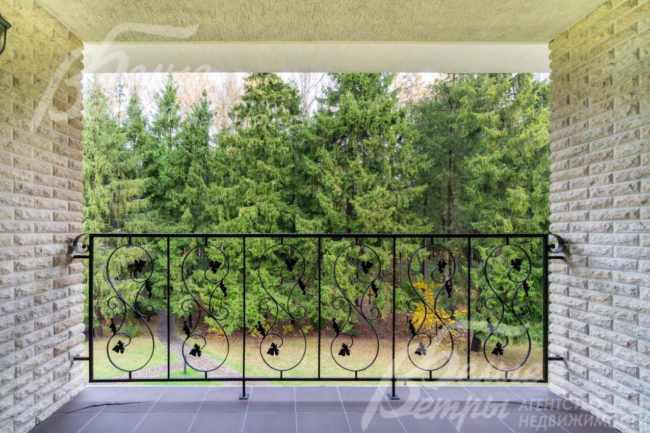 С лоджии открывается вид на живописную лесную зону участка