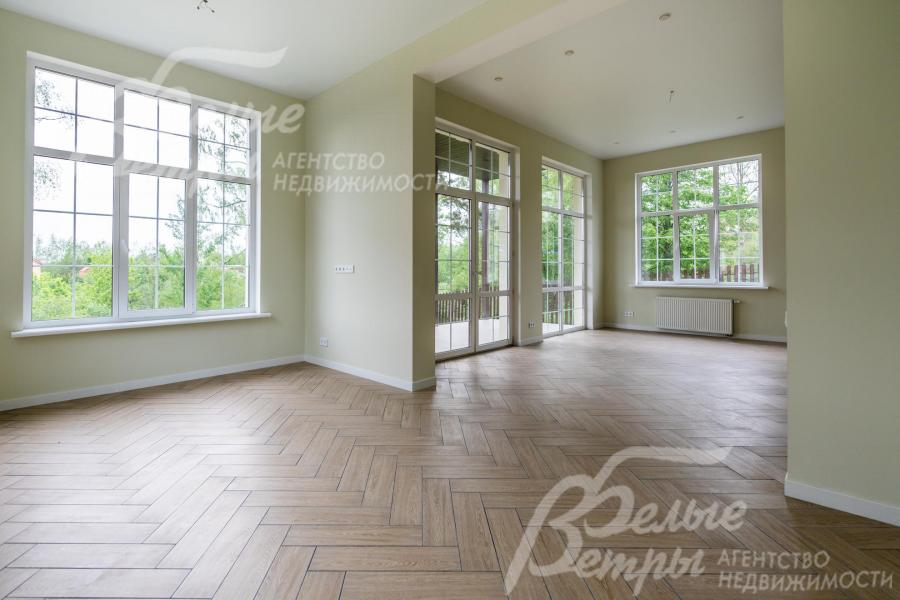 На полах - ламинат, керамогранит с водяным подогревом.