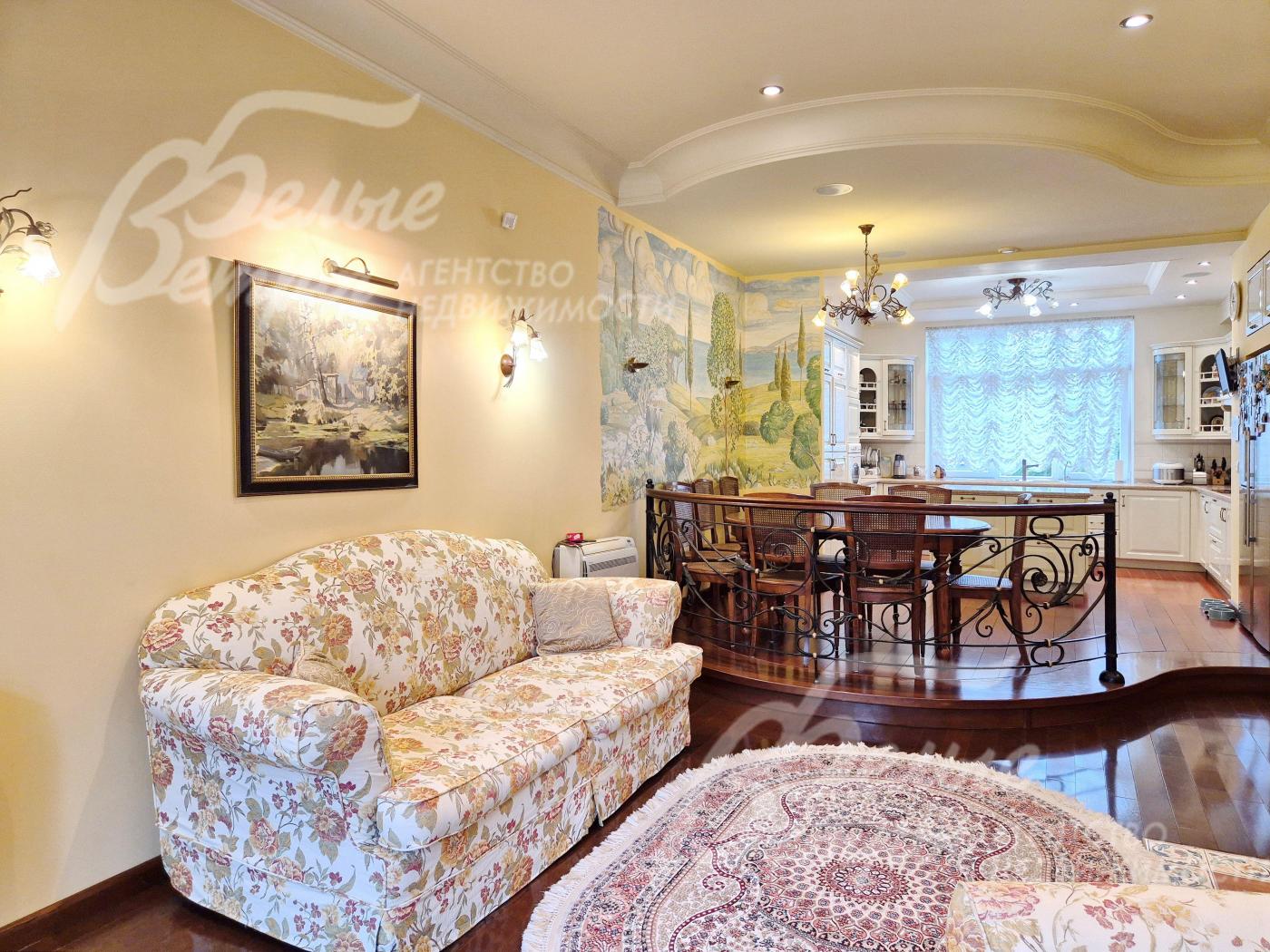 Гостиная, переходящая в зону кухни-столовой.