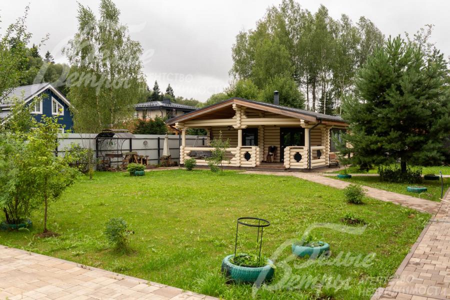 Дом стоит на благоустроенном участке с садово-парковым ландшафтом