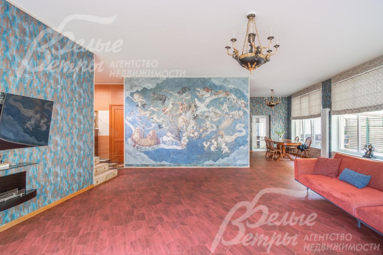 Декоративное панно украшает стену в гостиной