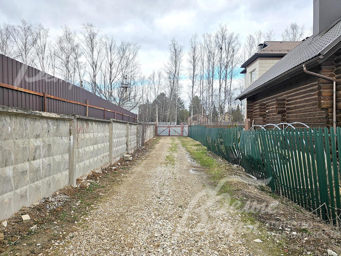 Участок расположен в пешей доступности от инфраструктуры Новой Москвы и озера с пляжем, в 300 м — лес и речка