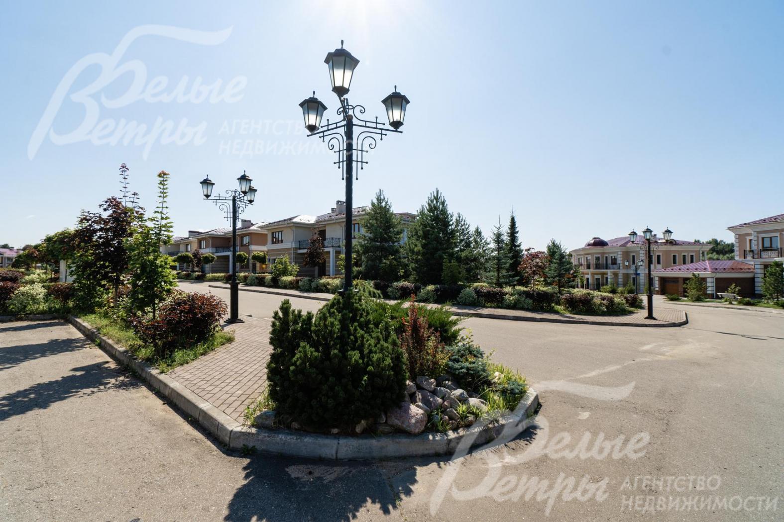 На улицах поселка выполнен ландшафтный дизайн