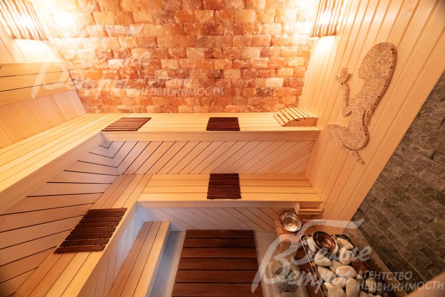 Соляная стена в сауне СПА-комплекса