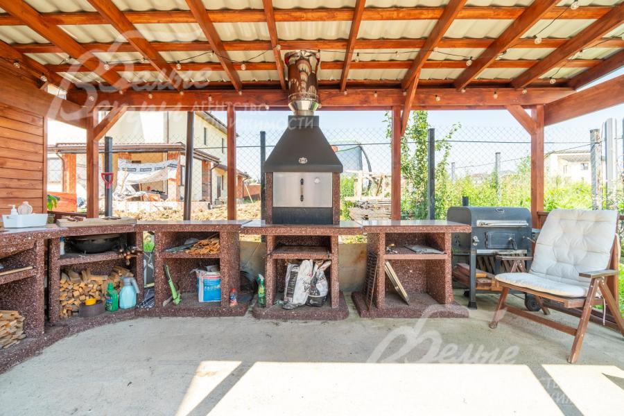 Рядом с террасой - мангальная зона с летней кухней, печью и дровником