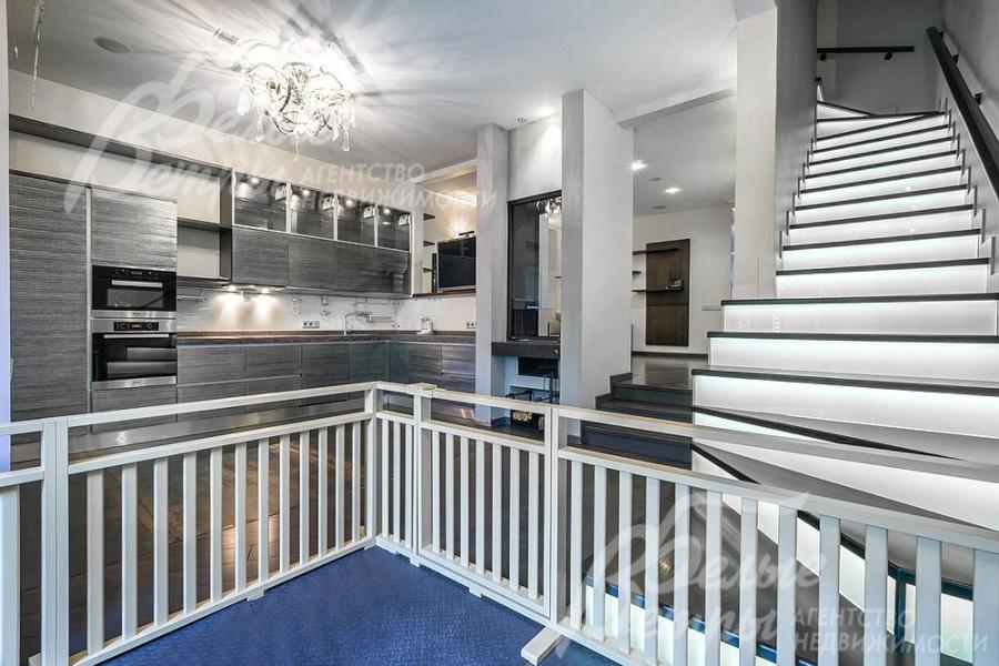 Лестница - металлоконструкция и массивное тонированное дерево. 