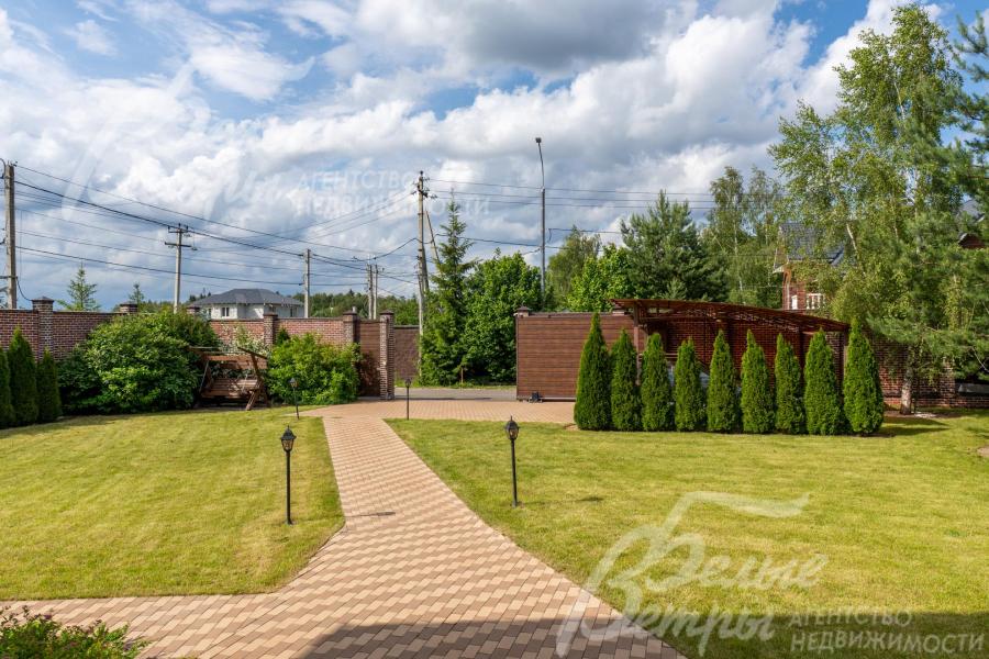 Участок огорожен забором из гофролиста высоnой 2,5 м на монолитном ленточном фундаменте