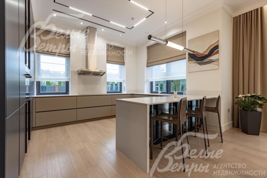 Остров на кухне со встроенными шкафами с подсветкой