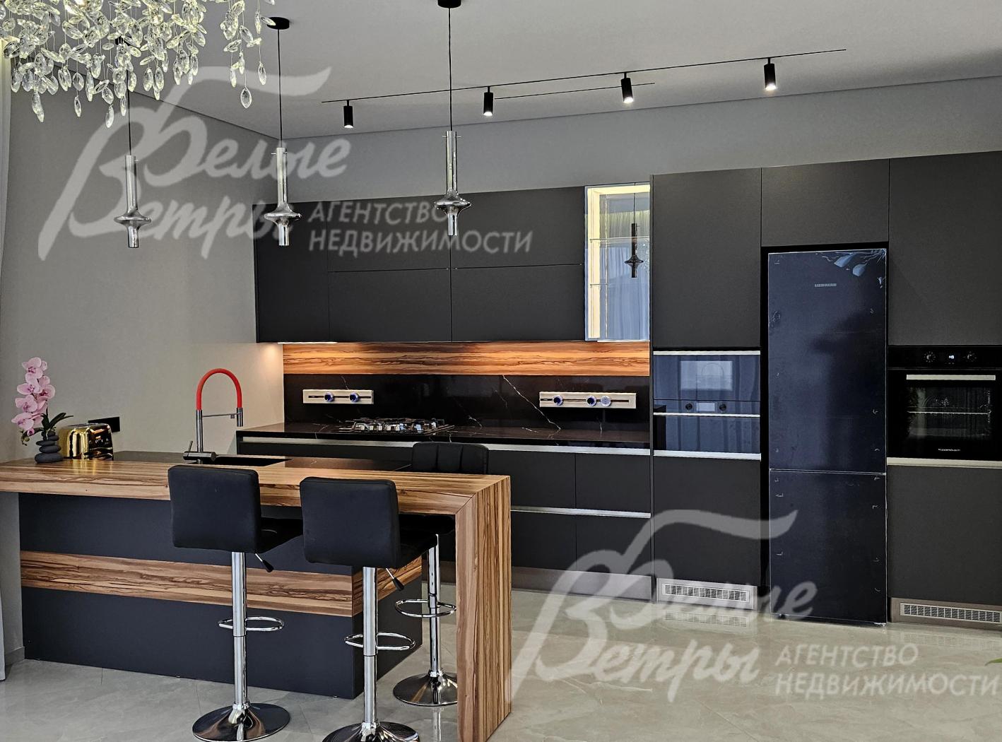 Кухня оснащена встроенной бытовой техникой (индукционная плита, духовой шкаф, газовая плита, микроволновая печь Kuppersberg, холодильник Liebherr)