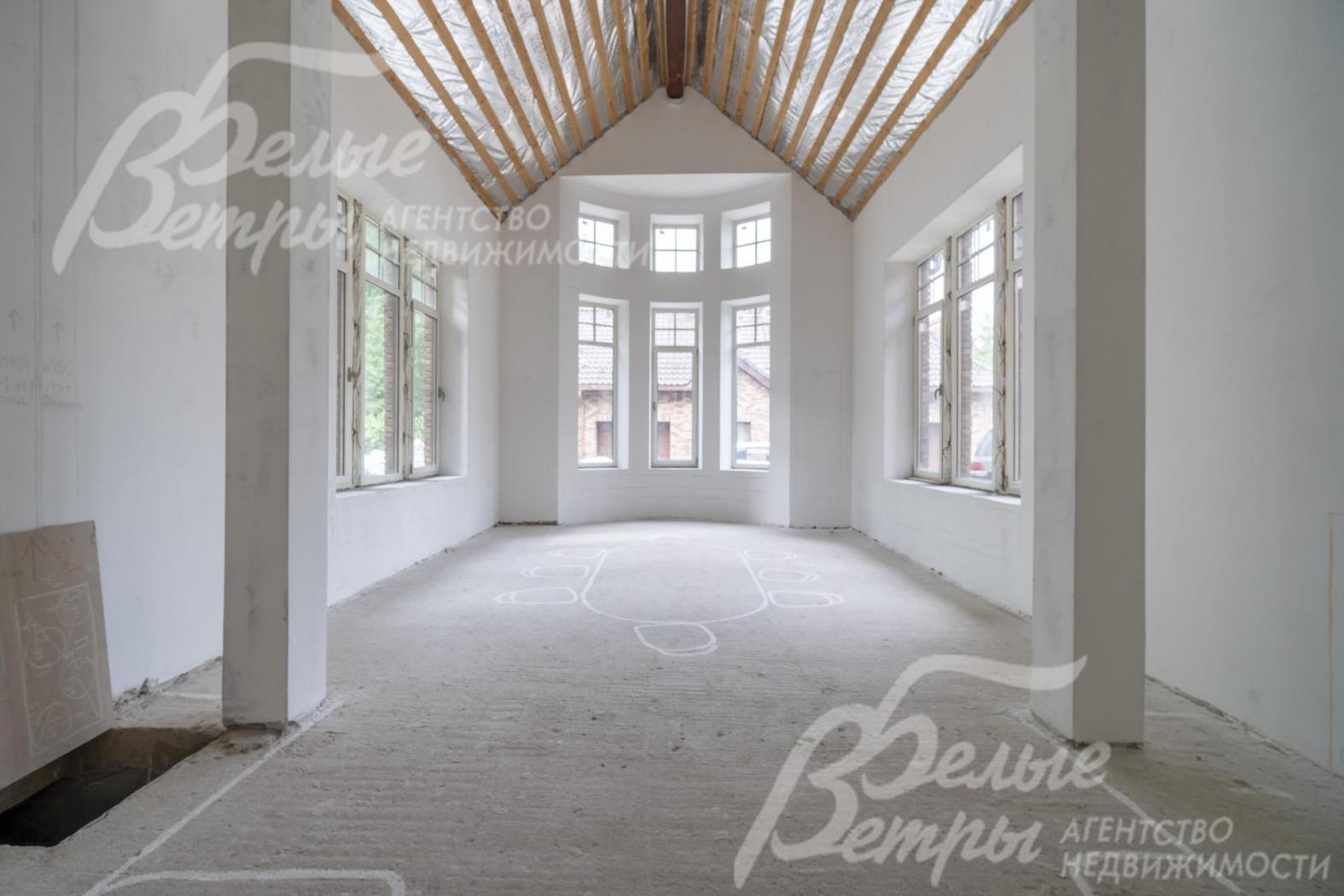 Просторный холл первого этажа 162 кв.м со вторым светом 