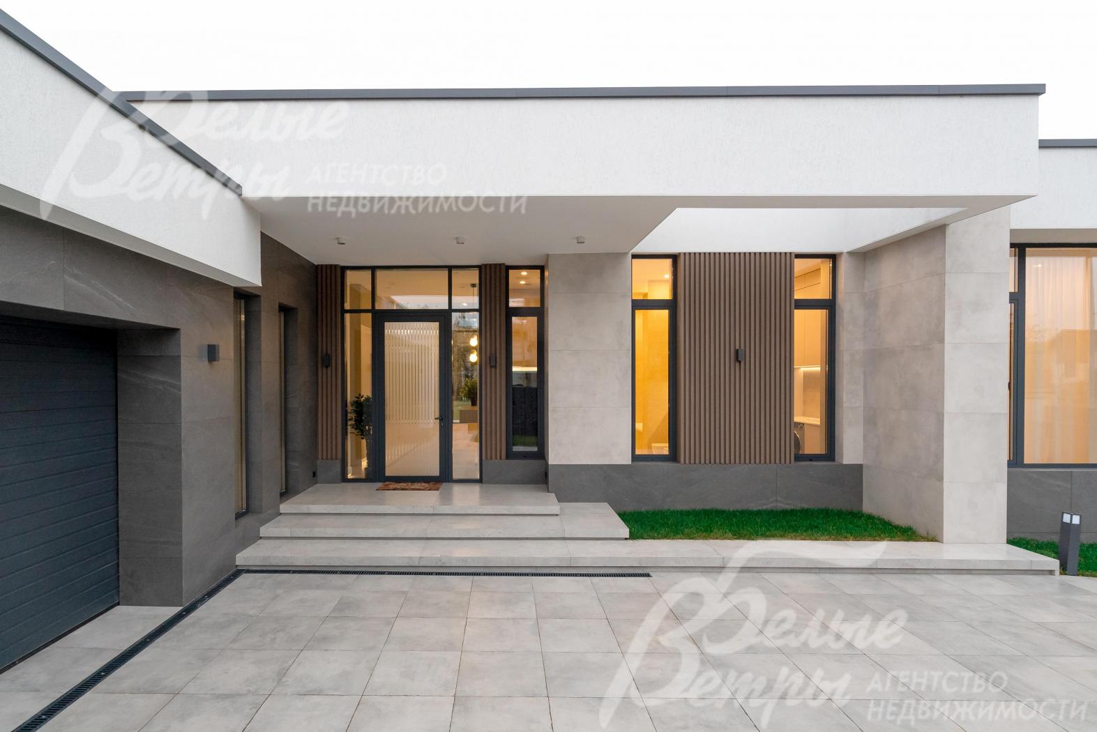 Главный вход в дом - через крыльцо с изысканным оформлением