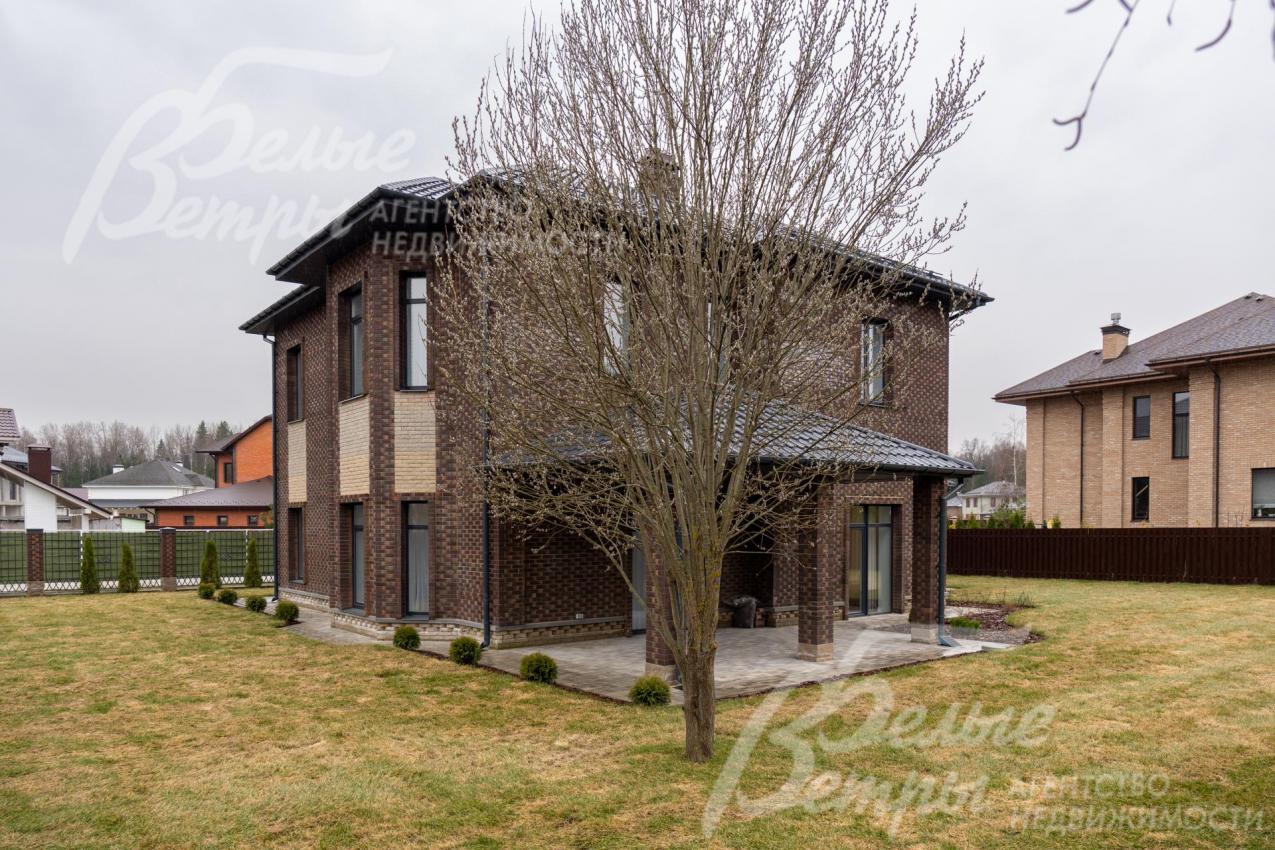 На участке высажены кусты можжевельника, туи, молодые декоративные сосны.