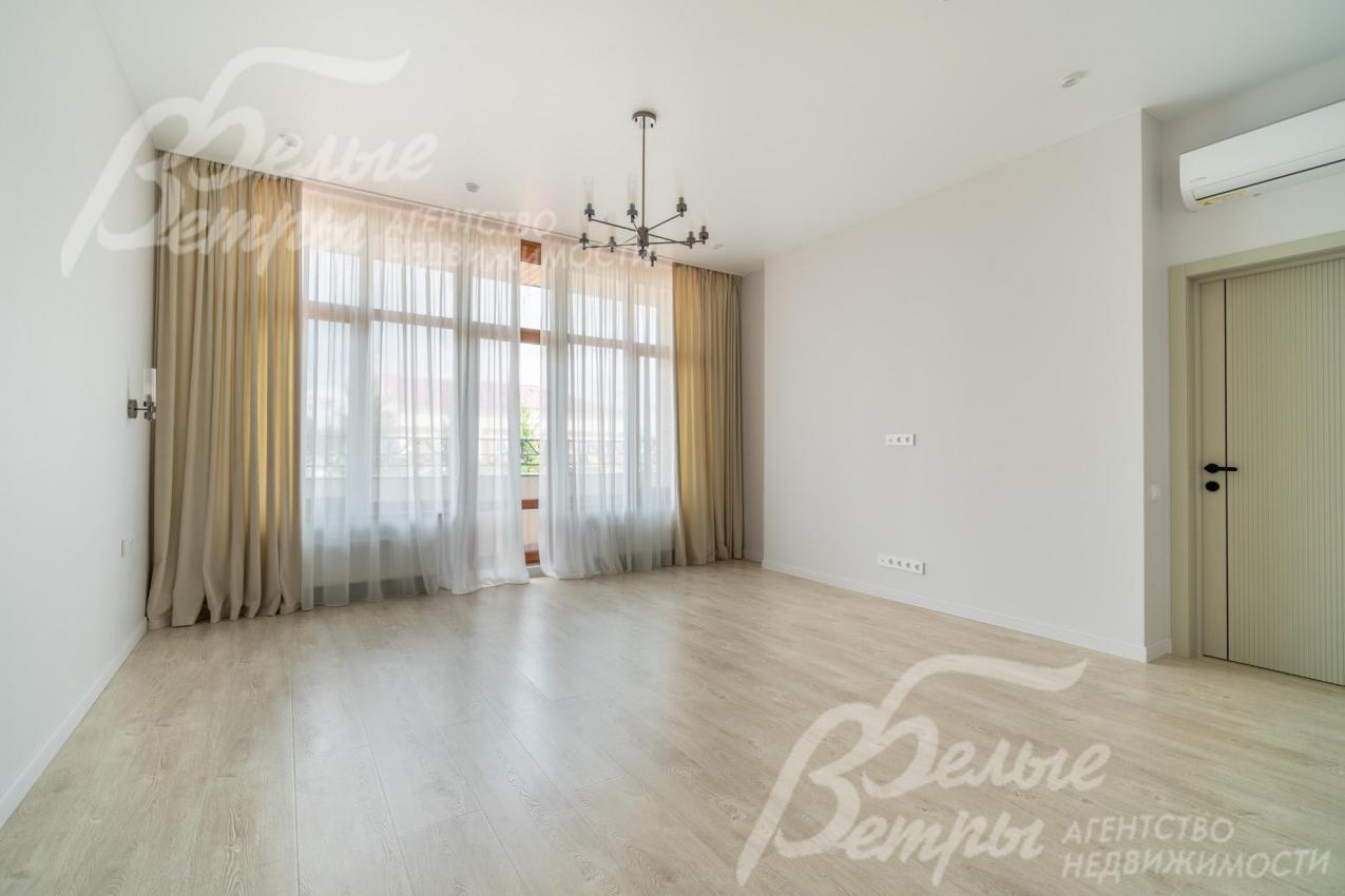 Мастер спальня на 2-м этаже с санузлом и гардеробной и выходом на балкон