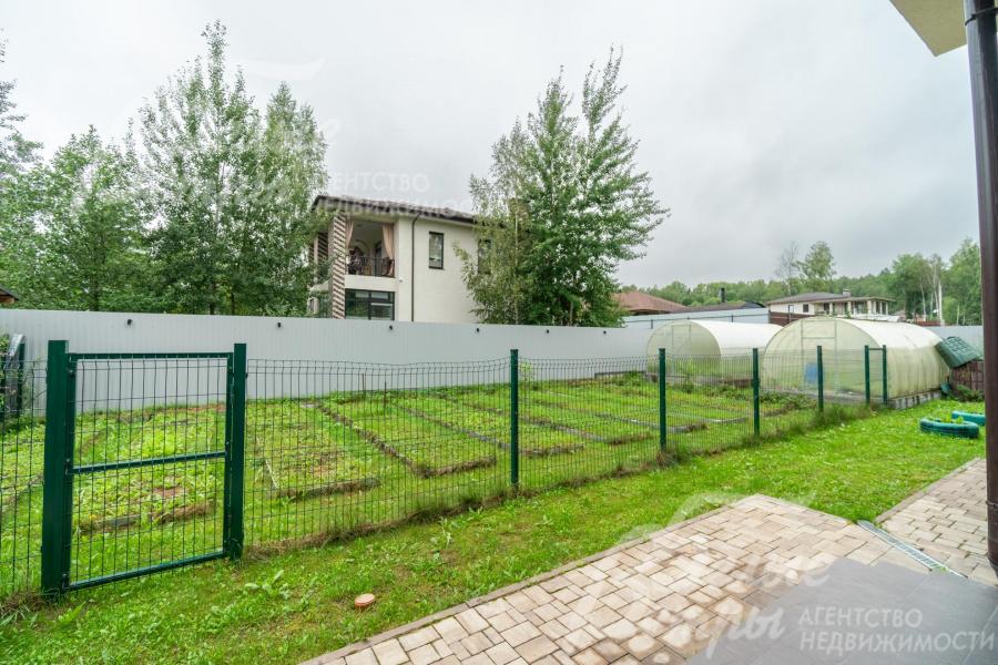 Огород на участке огорожен рабицей