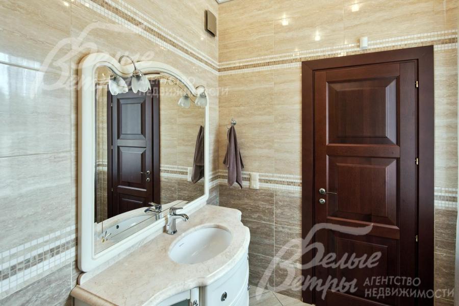 Санузел на первом этаже: установлена элитная сантехника, мраморная столешница, отделка выполнена коллекционной плиткой