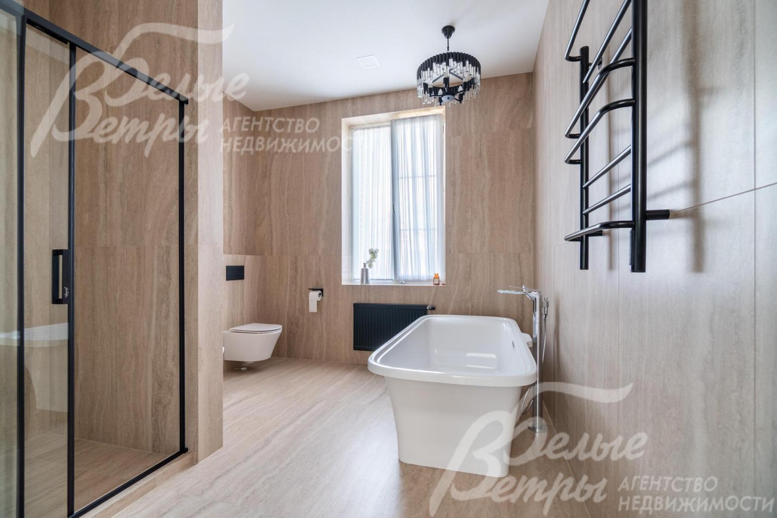 Санузел мастер-спальни с окном, отдельностоящей ванной из искусственного камня, душевой, биде