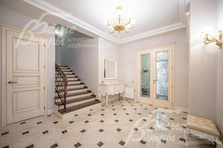 Холл первого этажа