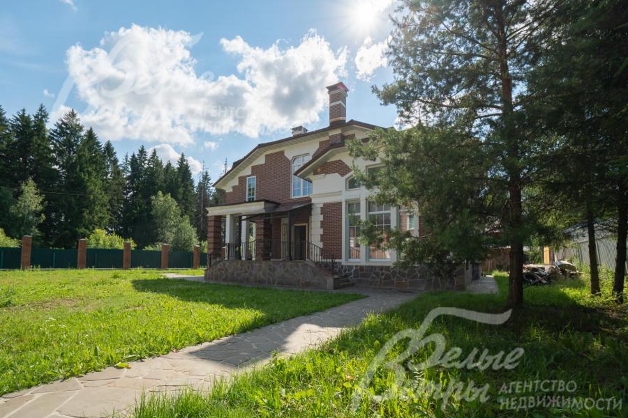 Новый дом с фасадом в английском стиле