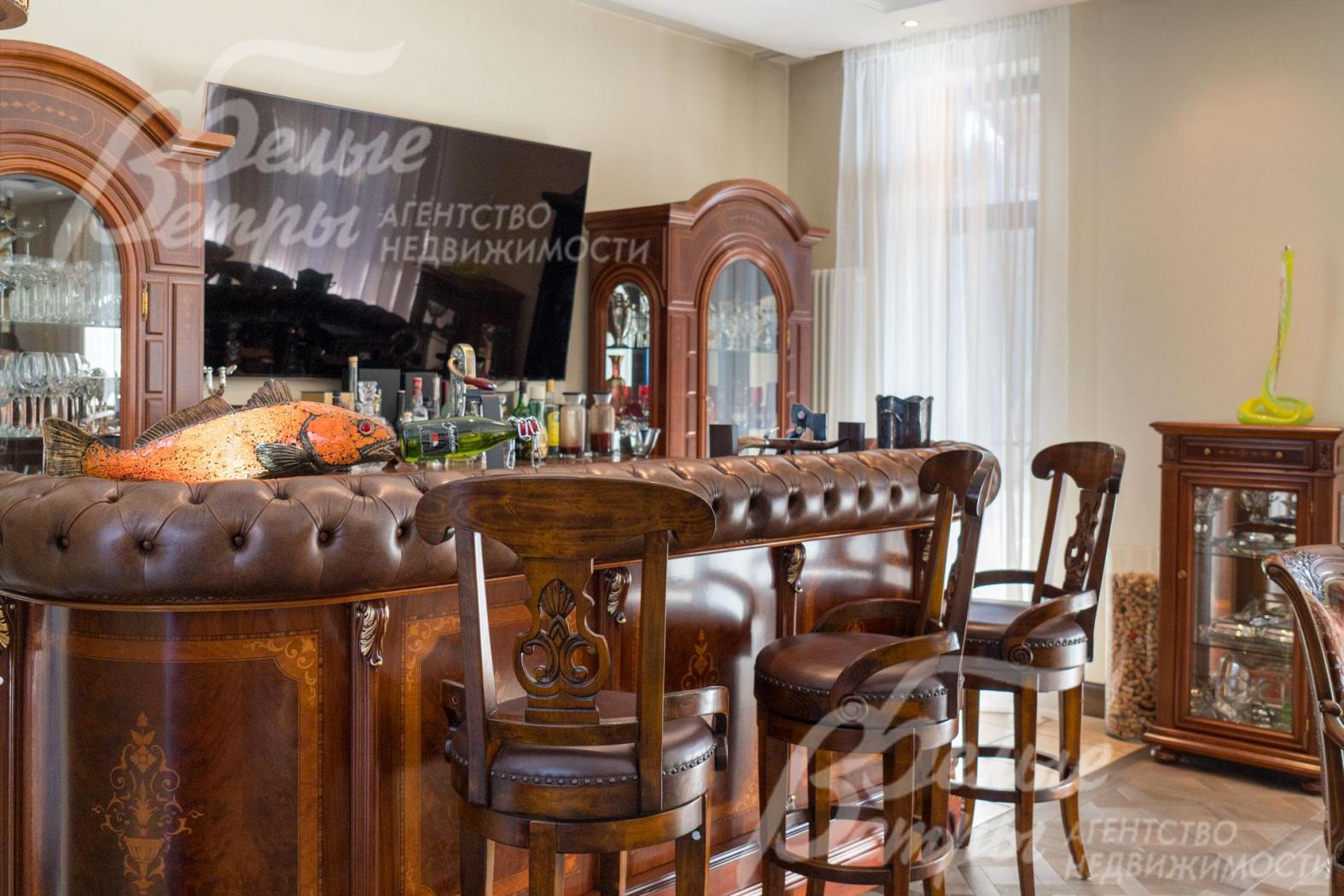 Рядом с обеденной группой - стильная и удобная барная стойка