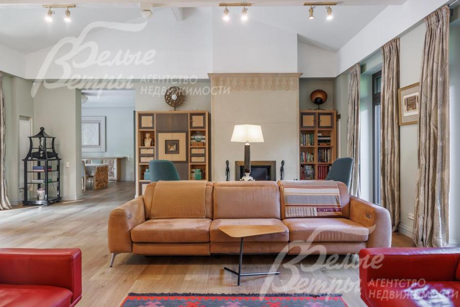 Просторная гостиная с итальянской мебелью.