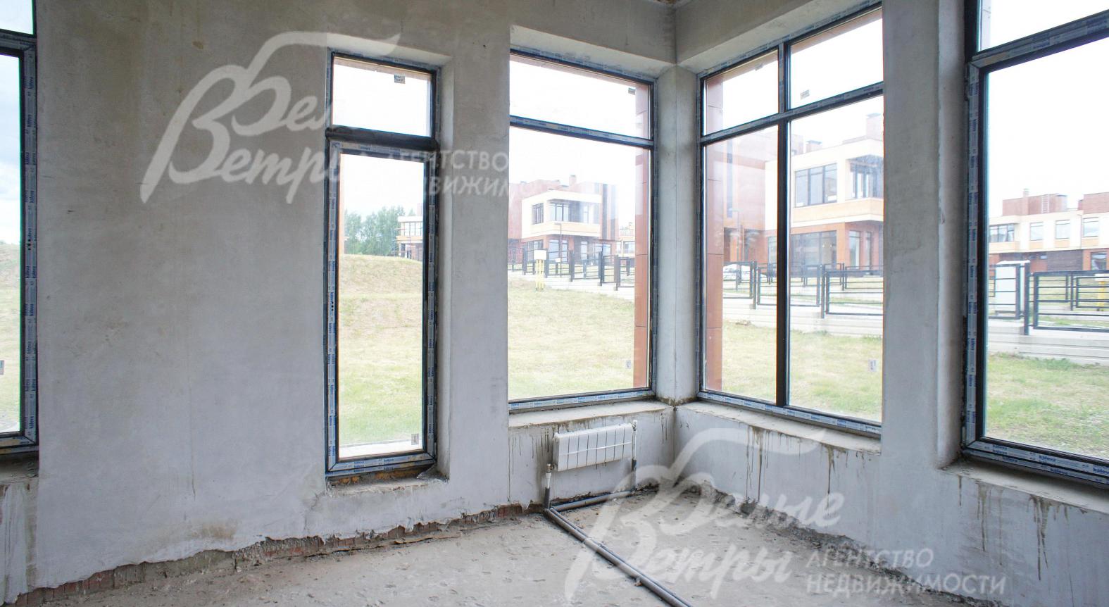 Трубы отопления разведены, установлены радиаторы