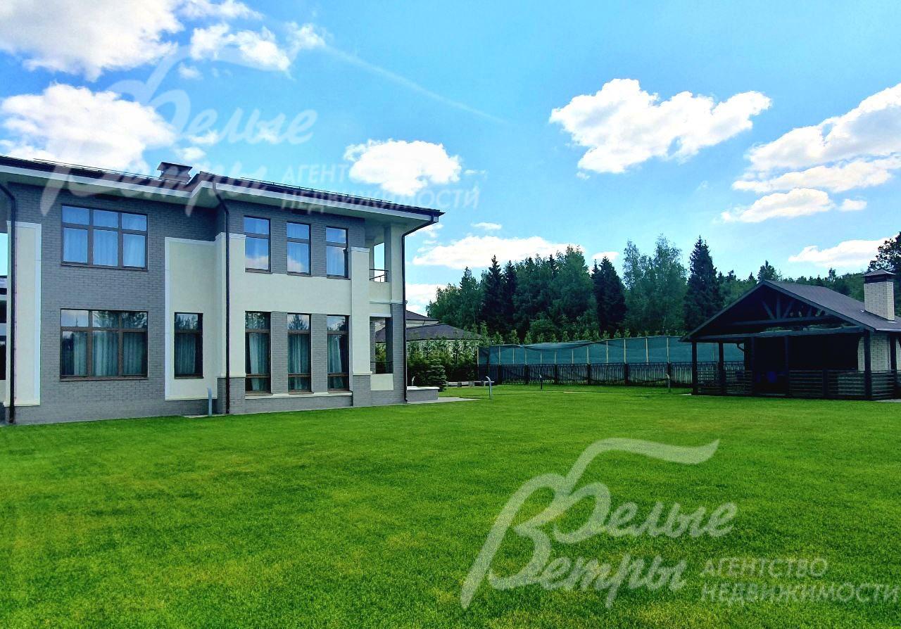 На участке 20 соток беседка с зоной барбекю.