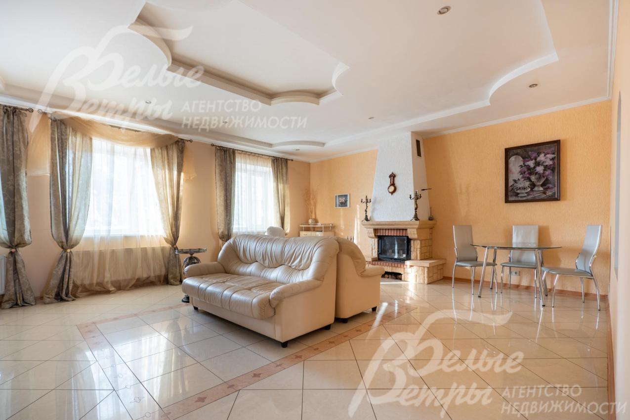 В просторной гостиной - два дивана, интерьер дополняют благородные шторы, которые сочетаются с общей цветовой гаммой комнаты 