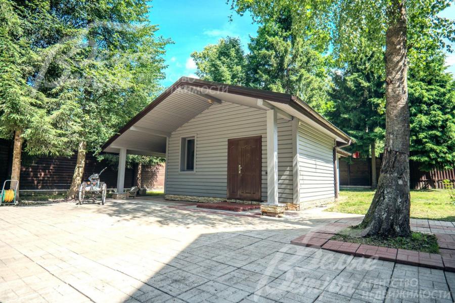 На участке домик для персонала с квартирой-студией, мастерской и котельной