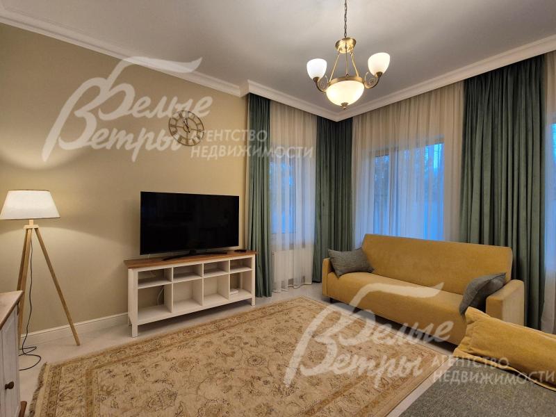 В гостиной телевизор 55 дюймов со Smart TV