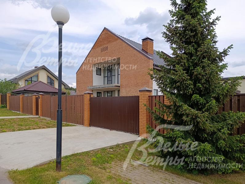 Парковочная площадка перед въездом на участок. 