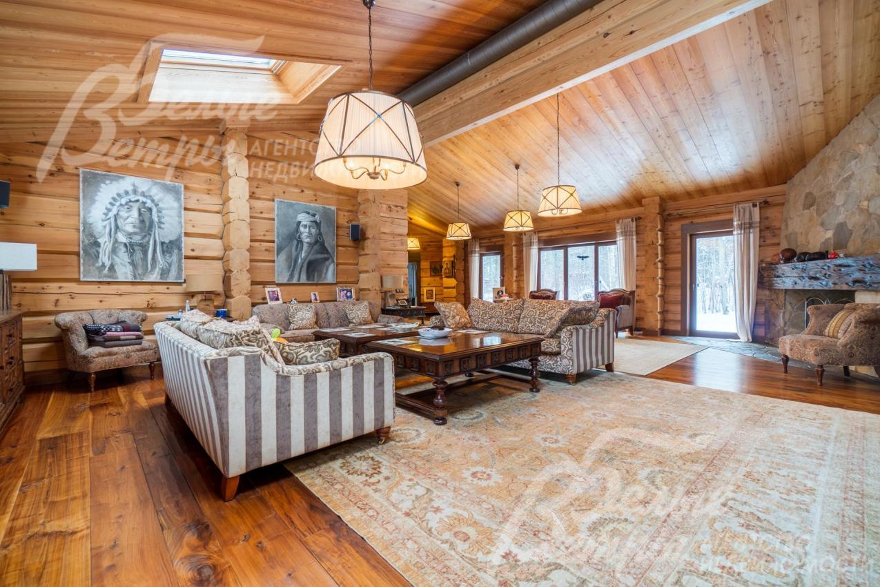 Гостиная с камином в спа-комплексе более 90 кв.м