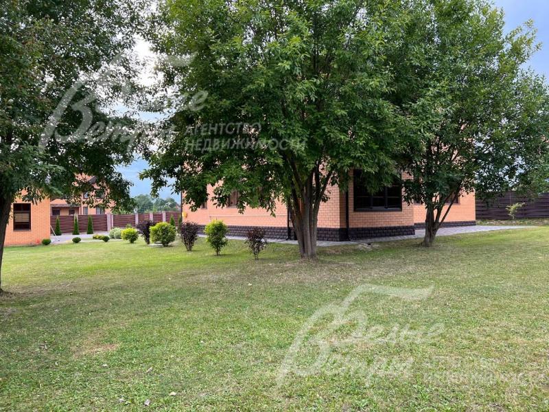 Ровный участок огорожен деревянным забором.